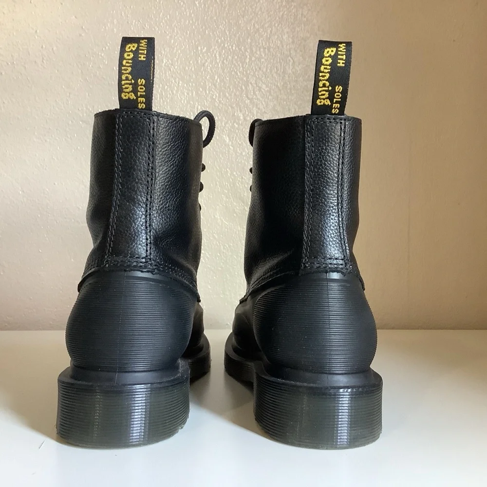 Dr. Martens Boots Women’s US 7, Men’s US 6